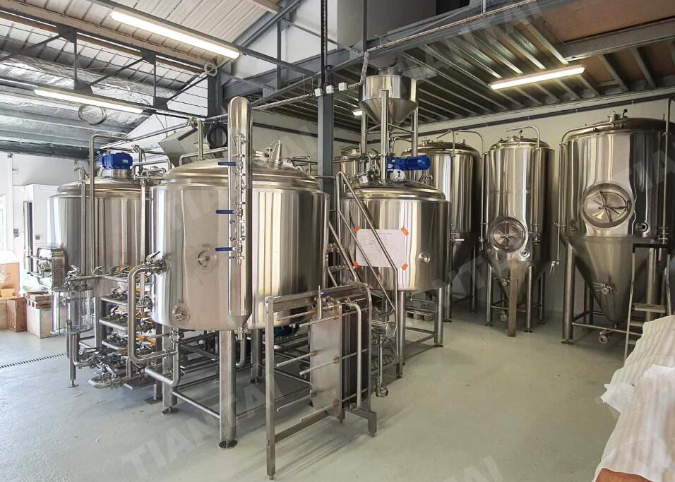 10hl Micro beer brewery under installation in New Caledonia